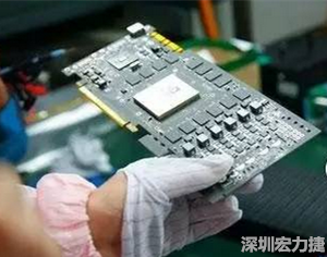 在當(dāng)前的產(chǎn)業(yè)鏈整合和協(xié)同發(fā)展創(chuàng)新的戰(zhàn)略轉(zhuǎn)型期，PCB高密度化和PCB新功能化和智能化，輕、薄、細(xì)、小的發(fā)展帶來(lái)的產(chǎn)品散熱、精密布局、封裝設(shè)計(jì)等也為上游CCL產(chǎn)業(yè)的創(chuàng)新提出了更為嚴(yán)苛的要求。